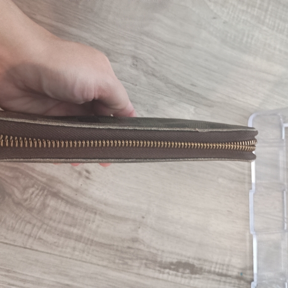 Authentic Louis Vuitton round zipper wallet - Picture 9 of 15